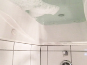Le Lea's Steamy Bathtub Cock Milking Cum Explosion 💦🍆